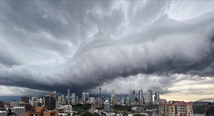 Kilka niesamowitych ujęć nieba nad Sydney, gdy nadciągała burza ☁️